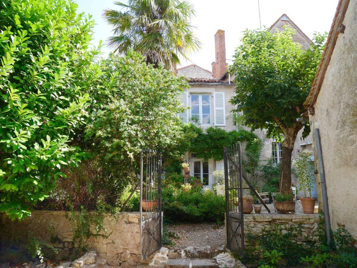 לינה וארוחת בוקר מונטמוריון L'Arbre D'Ange מראה חיצוני תמונה